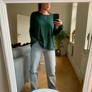 Långärmad tröja  - Tightare runt armarna och sedan loose