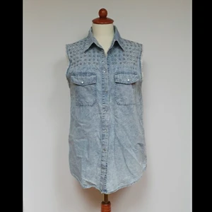 Jeans väst med stjärn nitar - Knappt använd då det inte riktigt var min stil men riktigt skön på sommaren!