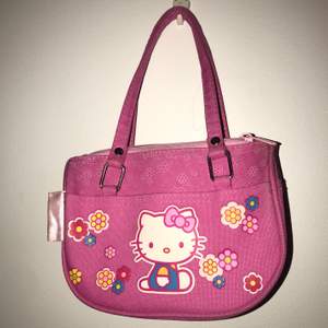 Liten rosa hello kitty väska. Ganska liten men man får plats med en mindre plånbok, nycklar och lite mer. Skriv privat eller i kommentarerna om ni har några frågor! Köparen står för frakten! Betalning sker via swish! <3