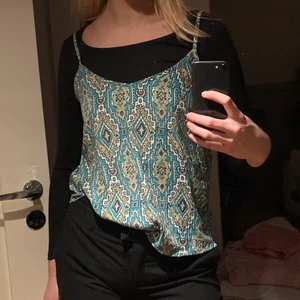 Mönstrat linne - Säljer detta linne i superfint mönster!! Så fint att ha med något under eller bara som det är!!