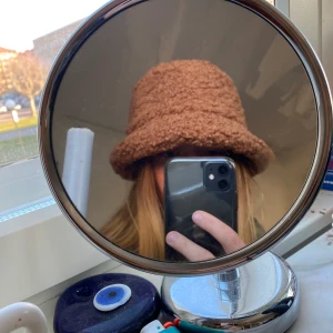 Mysig teddy buckethat - Köpt nu i höst från Carin Wester. Den kommer inte till användning därför vill jag sälja den. Använd 3 gånger - med andra ord är den i nyskick🦋 den är väldigt varm och insidan är gjord av fleece. Så fin!