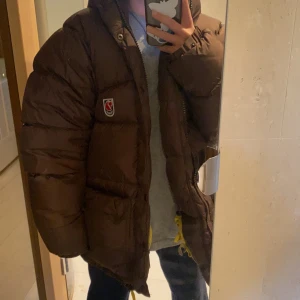 Fjällräven jacka - säljer min bruna fjällrävenjacka som är köpt begagnad för 5000kr, säljer den på grund av att jag har en Anna jacka som jag använder mycket mer. Jackan är i bra skick och säljer billigt för att det står namn inuti som inte går att ta bort. Dm:a för mer information💕