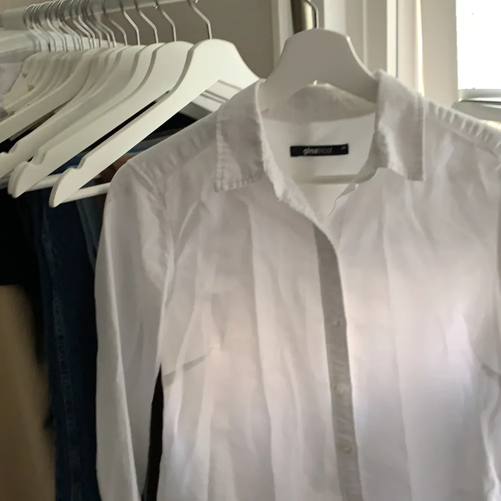 Vit skjorta från Gina knappt använd och i jätte bra skicka säljer då den inte kommer till användning. Inga fläckar på skjorta. Skriv vid intresse eller frågor ☺️🍃. Skjortor.