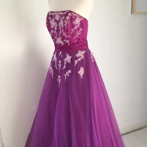 Balklänning  - Lila tyll, broderier. Klänningen är aldrig använd!