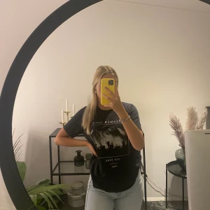 T shirt - Svart t-shirt från Gina tricot i storlek M, använd Max 2 gånger, super snygg till det mesta! Säljer för 50 kr + frakt!