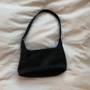 Baguetteväska - Säljer denna svarta baguetteväskan. Pris 100kr. Frakt tillkommer.