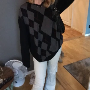 As trendig rutig stickad tröja - Väldigt bra kvalite förutom ett litet hål under en arm som går att sy ihop hur lätt som hälst.Om fler är intreserade blir det budgivning💕Ganska liten i storleken den är som en xl,blir oversize lxm as snygggg