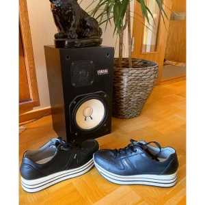 Sneakers / skor Strl 39 - Sneakers med hög sula i läder i fint skick, endast 1,5 år gamla säljes pga platsbrist. Kostade 1300 kr säljes nu för 400 kr. Finns på söder i Stockholm nära Medborgarplatsen. 