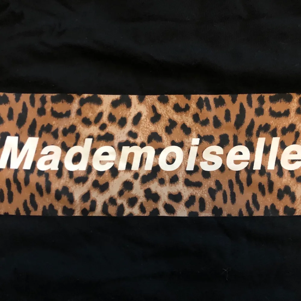 Leo print t-shirt med text ”madmoiselle” från Gina Tricot. Superfin & bra basplagg i garderoben. Säljer pga använder aldrig den. St S. T-shirts.