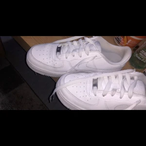 Air Force 1 - Fel storlek har använt dom i 1 timme orginal pris är 1200 säljer dom för 1000 kan gå ner i proset vid snabbaffär 
