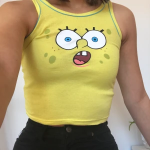 Babytee  - Världens sötaste spongeboblinne. Älskar det men behöver pengarna. KÖP DIREKT FÖR 150kr DÅ BUDARE EJ SVARAR