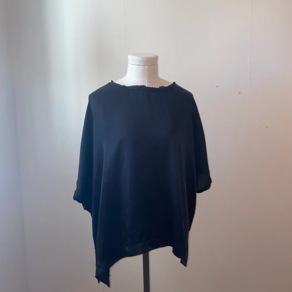 Topp från By Malene Birger. Silk tyg fram och en blandning av Viscose och Wool bak. Köparen står för frakten . Yläosat.