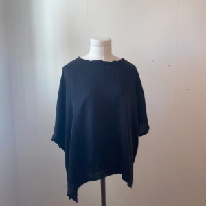 Topp från By Malene Birger - Topp från By Malene Birger. Silk tyg fram och en blandning av Viscose och Wool bak. Köparen står för frakten 