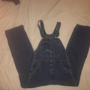 Hängselbyxor S/M - Så fucking coola hängselbyxor!!! köpta på beyond retro, säljer för jag aldrig använder dem då jag växt ur dem. lite korta i benen, jag är 172 med rätt så långa ben för min längd 