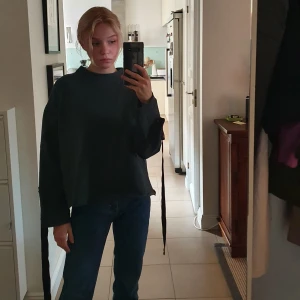 Långärmad tröja  - Grön "tjocktröja" med svarta band längst ärmarna. Sliten text på banden men annars bra skick. Frakt tillkommer, kan även mötas upp i Stockholm.