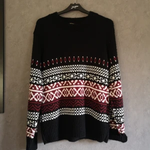 Stickad tröja 🌜 - Supersnygg stickad tröja. Stl S, men sitter inte tight på en S. Mkt stretchig. Fint skick!!! L 70cm Äh-äh 57cm men mkt elastisk  140kr pp 55kr