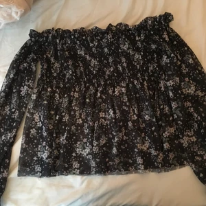 S Gina tröja - Jätte söt blus, köpt på Gina tricot aldrig använt. Säljer billigt.