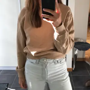 En beige sweatshirt från NAKD i superbra skick då den är mycket sparsamt använd. Det är strl XXS men jag skulle säga att den passar både XS och S.