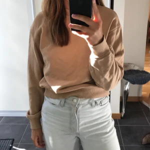 Sweatshirt - En beige sweatshirt från NAKD i superbra skick då den är mycket sparsamt använd. Det är strl XXS men jag skulle säga att den passar både XS och S.