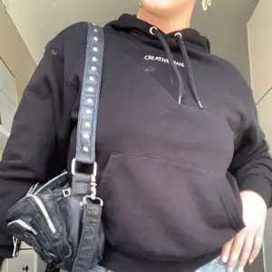 Väldigt skön hoodie, den ser lite dammig ut på bilderna men kommer tvätta den ordentligt ifall nån vill köpa den! Luvan är väldigt nice och materialet är skönt💕💕🥰 Säljer för jag behöver pengar haha..:(☺️☺️