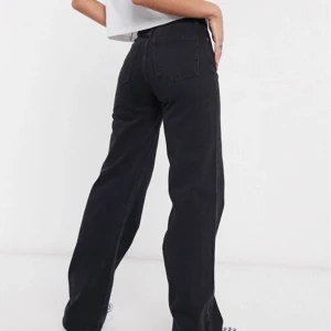 Jeans monki - Ett par nya jeans från monki, aldrig använda bara testade! Storlek 34, så alltså w24, köpta för 549kr så säljer för 400kr, eller buda💘💫