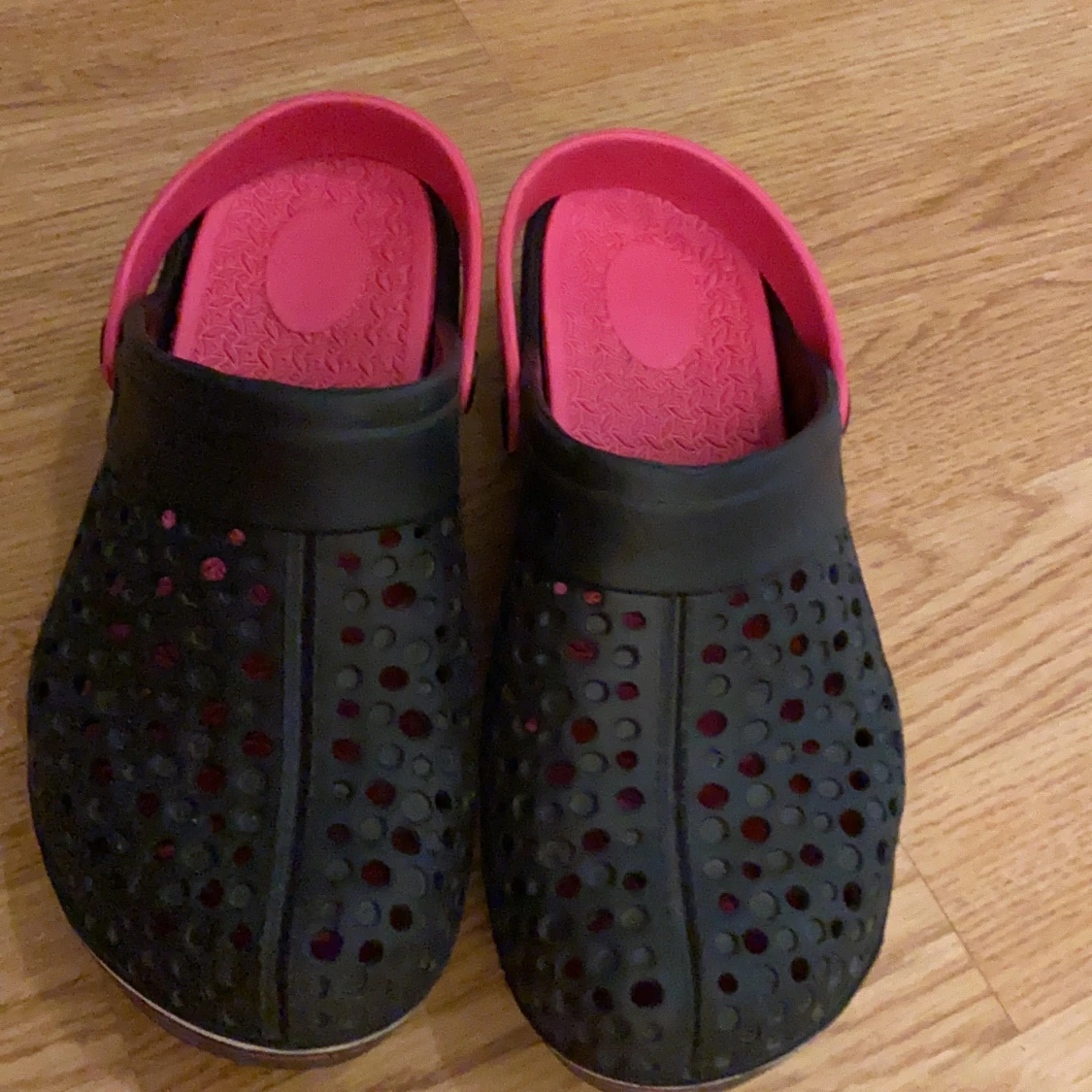 svarta/ rosa chunky sandaler