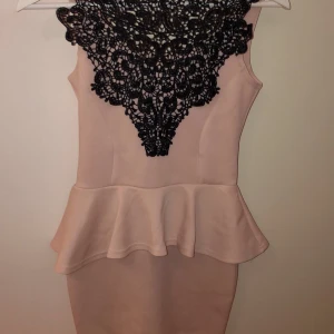 Klänning  - Fin festklänning med fina detaljer vid bröstet 