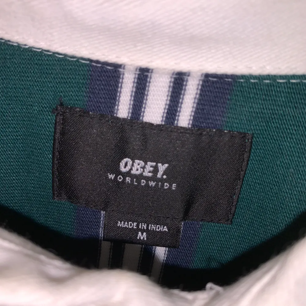 Riktigt snygg tröja ifrån Obey som knappt är använd i storlek M!!🤩 säljer för att den inte är min stil längre, men den är nästan som ny och har inga fläckar eller hål. Den är ganska oversized men riktigt snygg✨ Frakt tillkommer på 66kr😊. Tröjor & Koftor.