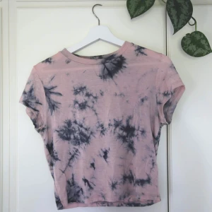 T shirt rosa - Cool T Shirt i skiftande färg, rosa-svart. Supermjukt material! Turtle neck. Längden är lite kortare än "vanliga" TShirts, denna går ner till naveln på mig men vet ej om jag skulle kalla den för croppad. 