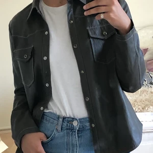 Skinnjacka från ZARA - Mörkgrön skinnjacka från ZARA i storlek S! Får alltid mycket komplimanger för denna. Nypris: 500 kr