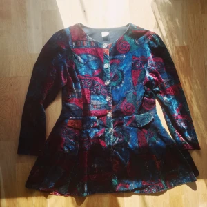 Vintage kavaj 🍁🌼🌻🌺🌷 - Vintage and very artistic kavaj inspired by 70s. Originally from Ireland. Post is 63:- (skicka lätt) 