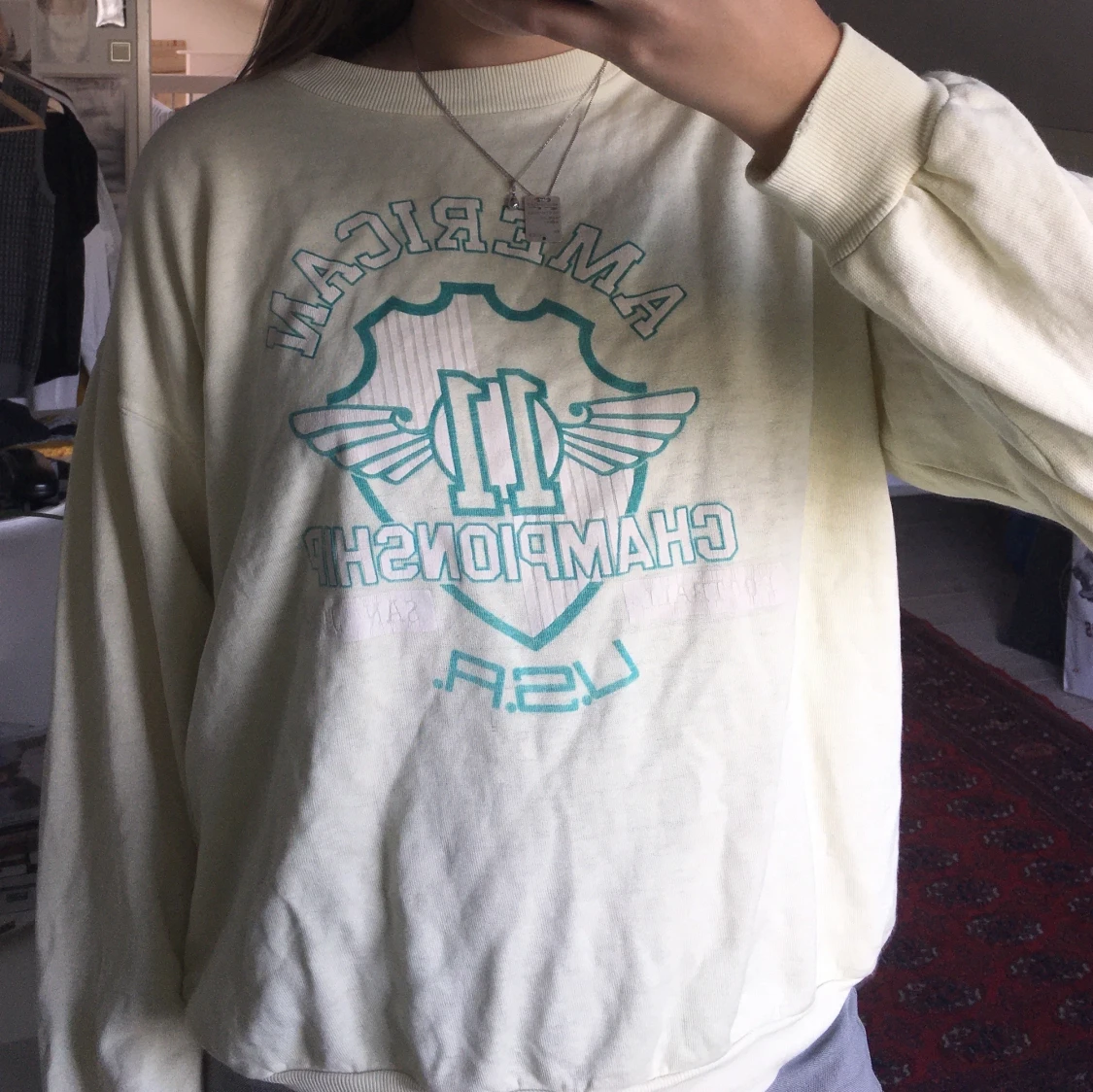 Ljusgul sweatshirt