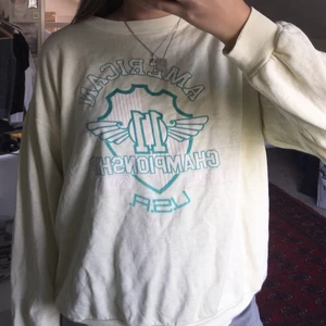 Ljusgul sweatshirt - Fin, sparsamt använd ljusgul sweatshirt med tryck. Sitter oversized på mig som oftast använder S/M. Fraktkostnad tillkommer!:)