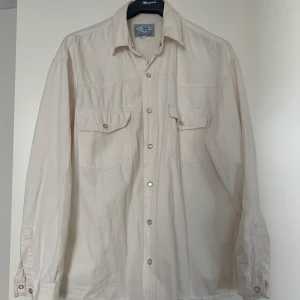 Snygg jeansskjorta - Snygg jeansskjorta köpt vintage, passar till det mesta och extra snygg till hösten! Oversize. 