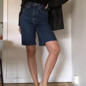 Knälånga jeansshorts - Knälånga jeansshorts från zara. Högmidjade. Stora fickor på rumpan. Storlek 34 men passar 36. Vita sömmar.