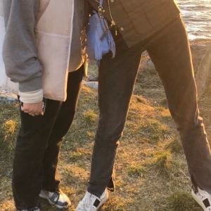 Populära Zara jeans med slits  - Säljer mina populära och slutsålda jeans från Zara med slits på insidan av benet! Dem är svarta/stentvättade och har lite slitningar nedtill då dem släpat lite i marken men personligen tycker jag bara det är snyggt⚡️ buda i kommentarerna! 