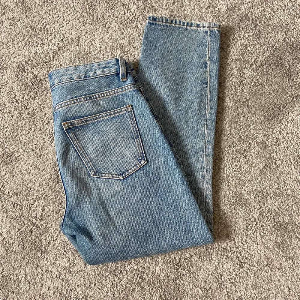 Ankellånga jeans från arket i storlek W25. Säljer pga för små men är i mycket bra skick. Passar mig på längden som är 165. Köparen står för frakten :) Köpta för 690. Jeans & Byxor.