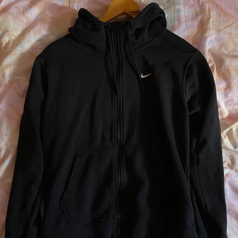 Oanvänd Nike-Hoodie i storlek M. Hoodies.