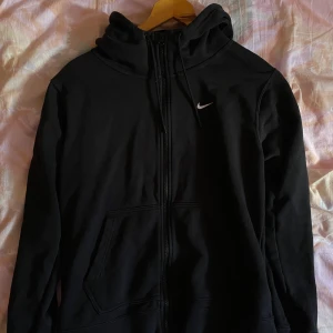 Nike Hoodie - Oanvänd Nike-Hoodie i storlek M