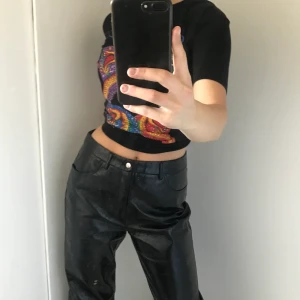 Lackbyxor nakd - Fina lackbyxor från nakd som jag köpt två par av för att kunna göra dessa längre. Jag på bilden är 170 cm och har storlek 34/36. Byxorna är storlek 38😊😍