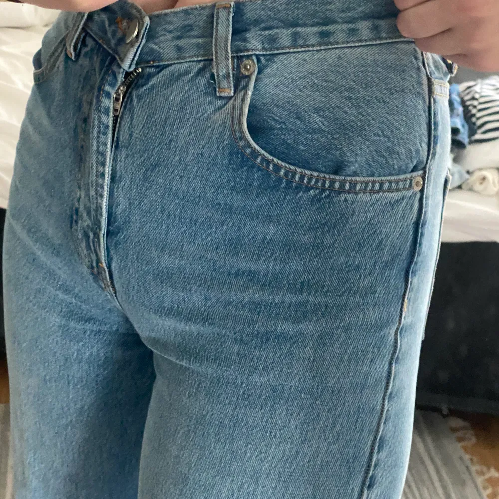 (Ursäkta de dåliga bilderna) snygga raka/vida jeans från NA-KD. Skönt material och i bra skick. Pris + 105kr frakt (hög frakt pga jeans stat stor plats) storlek 38 men passar 36. Jeans & Byxor.