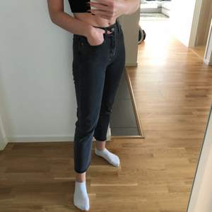 Levis jeans i urtvättad svart. Modellen heter Wedige straight. Säljer då dem är lite för korta för mig som är 175 cm. Använda ett fåtal gånger. Frakt tillkommer och köparen står för frakten ✨✨