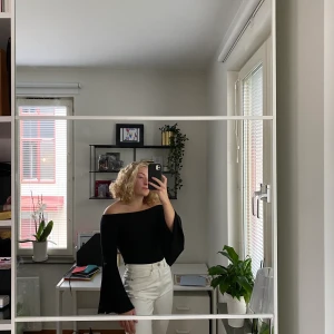 Off shoulder tröja - Snygg och trendig svart off-shoulder tröja med vida ärmar. I stretchigt material och passar nog allt från XS-L :))