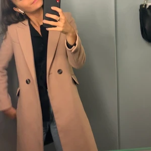 Kappa från mango, XS - Ljus rosa kappa från Mango. Använd 3-4 gånger. Ny pris 999. Säljs för 300 kr💗💗  Frakt ingår inte i priset💖