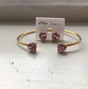Örhängen + armband med rosa hjärtan - Ett matchande sätt av örhängen och armband, de har ljus rosa hjärtan och är guld färgade. Så de kostar 30 kr + 22 kr frakt, kontakta för fler frågor eller intresse✨