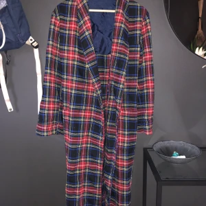 Rutig kappa 50kr - Jag säljer nu min rutiga kappa. Hur skön som helst. Jag är 165cm lång och är storlek s. Den sitter perfekt men kan passa xs/s/m också beror på hur man vill att den ska sitta. Skriv privat om du har några frågor 😊