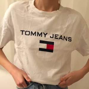 Tommy Hillfiger T-shirt  - T-shirt från TH i storlek M. Rejält tyg och super kvalite!! Fraktkostnad tillkommer annars kan den hämtas upp på Södermalm!🥰
