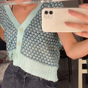 Stickad väst - Säljer min blå stickade väst💛💛 Som ni ser på bilden är den lite nopprig men annars väldigt fin✨