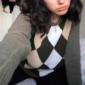 Trendig grön stickad tröja :)  -  Trendig grön stickad tröja :) Barnstorlek men sitter bra på mig som är s/m och har större byst. 💗