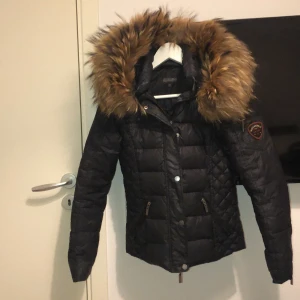 RockAndBlue vinter/höst jacka  - Säljer min äkta rockandblue jacka i storlek 34. Den är sparsamt använd så den ser ut att vara ny. Priset kan diskuteras vid snabb affär. Köparen står för frakten om du inte kan mötas upp. Köpt för 3600kr för ett år sedan. Skriv privat om du har frågor💙